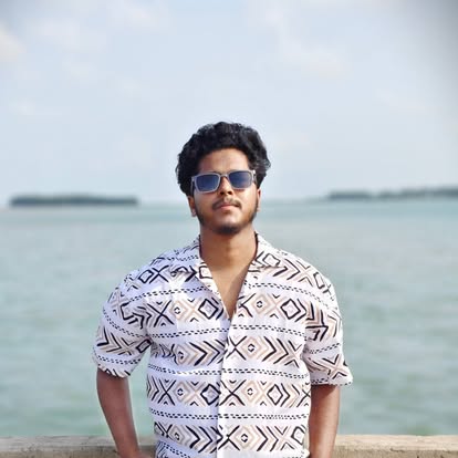 সমুদ্রসৈকতে সানগ্লাস পরে দাঁড়িয়ে আছে শিপু