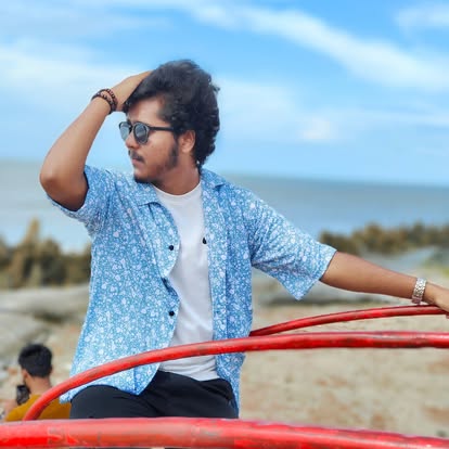 সমুদ্রসৈকতে হাওয়ায় চুল উড়িয়ে শিপু