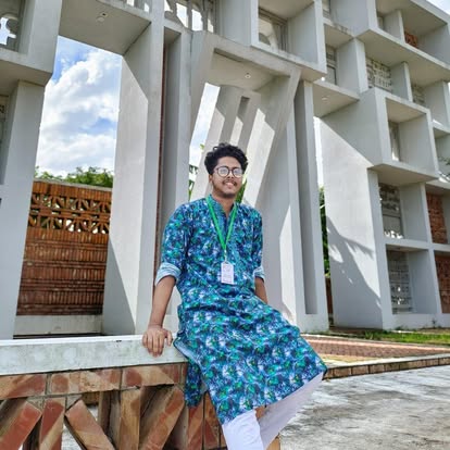 নীল কুর্তায় ক্যাম্পাসে বসে থাকা শিপু