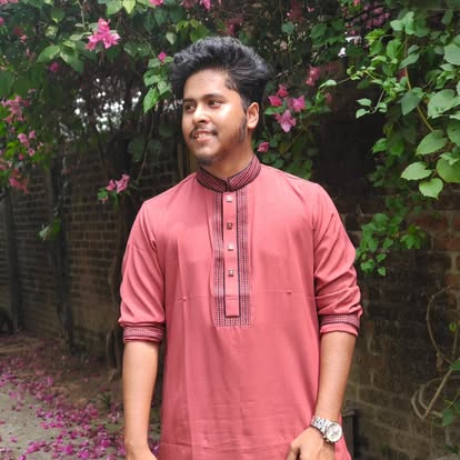 গোলাপি কুর্তায় ফুলের বাগানে শিপু